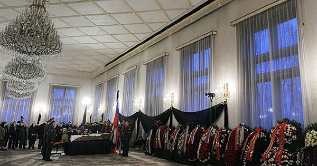 Прощання з Віктором Черномирдіним почалося 4 листопада вдень у Будинку прийомів на Воробйових горах і продовжилося до ранку 5 листопада. / © AFP