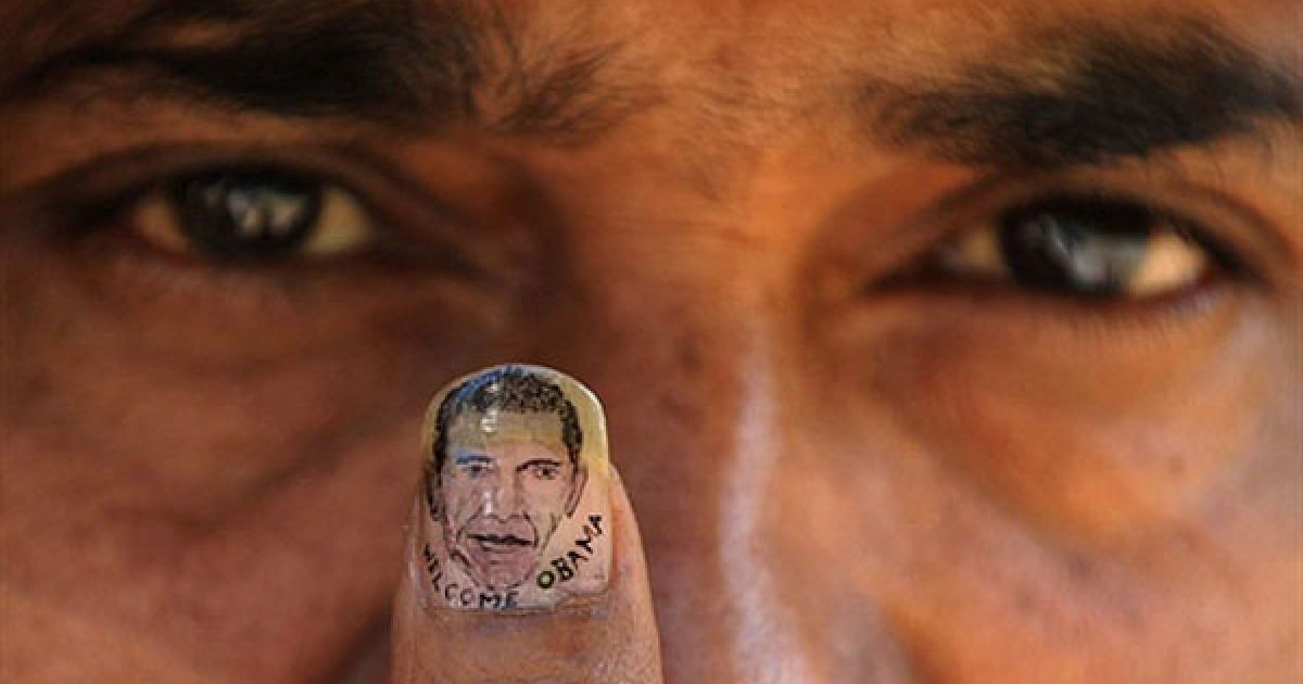 Індія, Сілігурі. Індійський художник-мініатюрист Рамеш Саа демонструє ніготь, на якому намальоване зображення президента США Барака Обами, перед візитом Обами до Індії. / © AFP