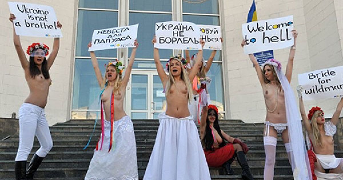 Україна, Київ. Активістки українського жіночого руху FEMEN провели топлес-протест перед будівлею Центрального РАГСу України. Вони виступили проти конкурсу, який відбувся у Новій Зеландії, головним призом якого стала "наречена з України". / © AFP