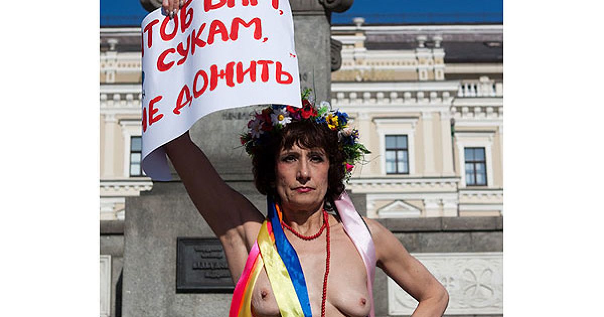 Топлес-акція FEMEN "Важкий вік" на знак протесту проти підвищення пенсійного віку у жінок. / © Жіночий рух FEMEN