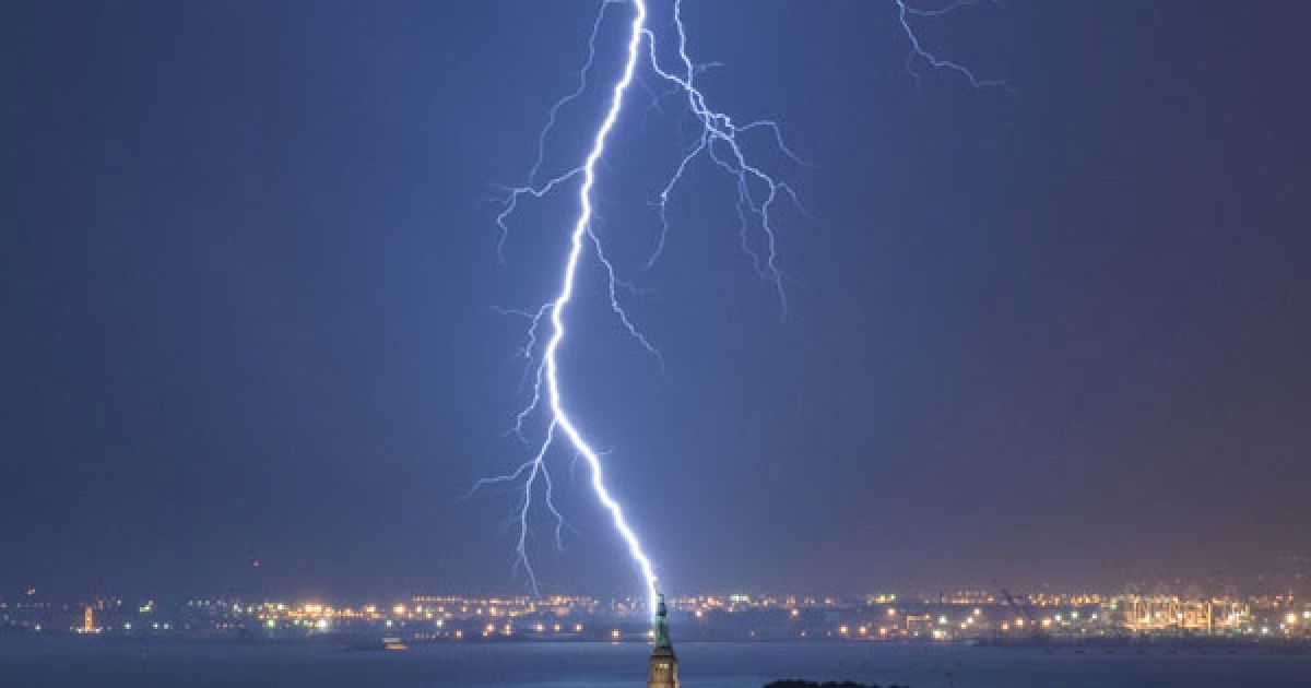 Блискавка у гавані Нью-Йорку. Знімок був зроблений під час сильної грози. Слабкий вітер і відсутність дощу дозволили автору залишитися у безпеці та знімати з відкритого вікна. Це кадр був 82-м зі 150 знімків, зроблених тієї ночі. Камера була встановлена на штатив. Фото Джея Файна.