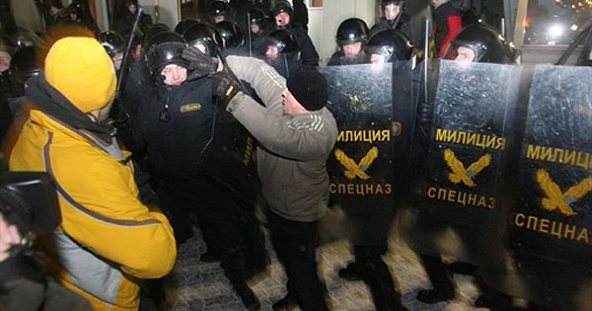 До Будинку уряду Білорусі прибули внутрішні війська, демонстрантів силою витіснили із площі Незалежності на прилеглі вулиці. / © AFP