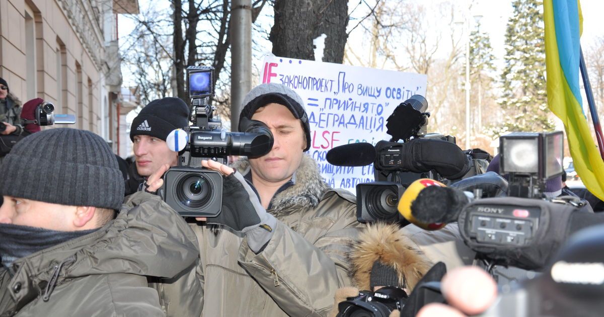 У руках студенти тримали жовто-блакитні прапори та транспаранти "Депутати-паразити не дають студентам жити", "Вільну освіту для кожного", "Не дражни студента!".