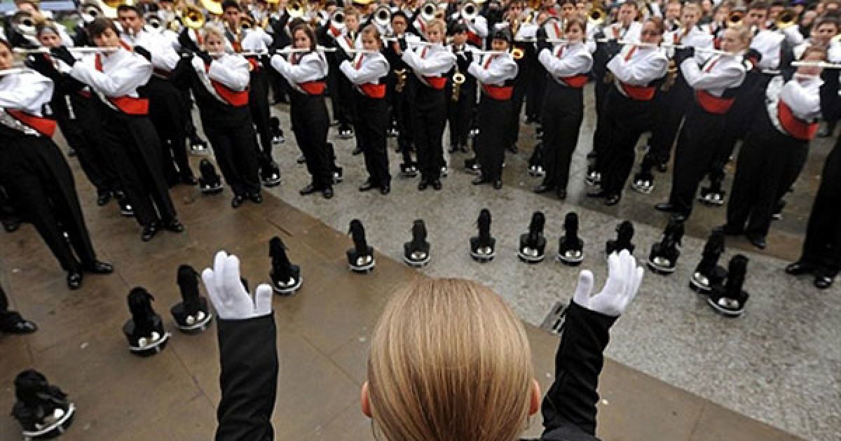 Великобританія, Лондон. Члени оркестру "Riverside City College All Star Band" з Каліфорнії під час репетиції новорічного святкового параду на Трафальгарській площі у центрі Лондона. / © AFP