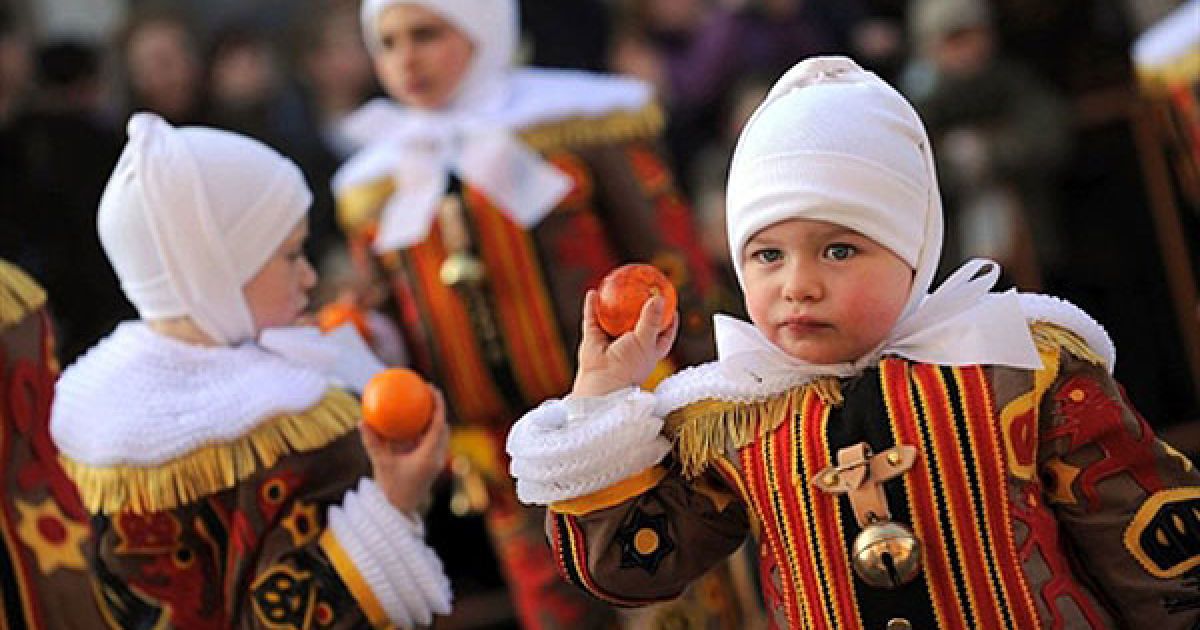 Бельгія, Бінче. Діти кидаються апельсинами під час карнавалу на вулицях міста бічне під час святкування карнавалу на честь Масляної (Марді Гра). / © AFP