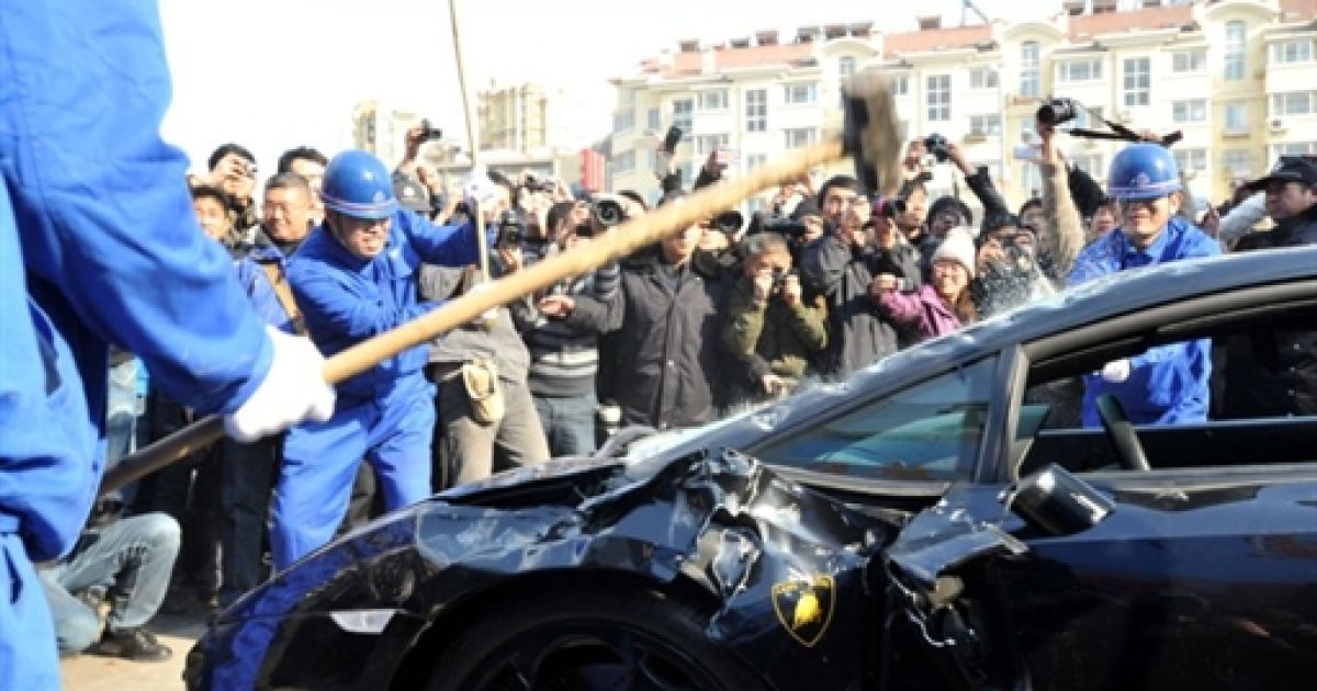 Китайський бізнесмен розпорядився розбити кувалдами власний суперкар Lamborghini  Gallardo, який він придбав за кілька сотень тисяч доларів. / © AFP