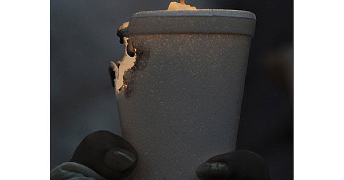 Індія, Мумбаї. Індійський студент тримає свічку під час церемонії пам&rsquo;яті жертв трагедії в Мумбаї. В Індії відзначили другу річницю нападу бойовиків на готелі, під час якого загинули 166 людей. / © AFP