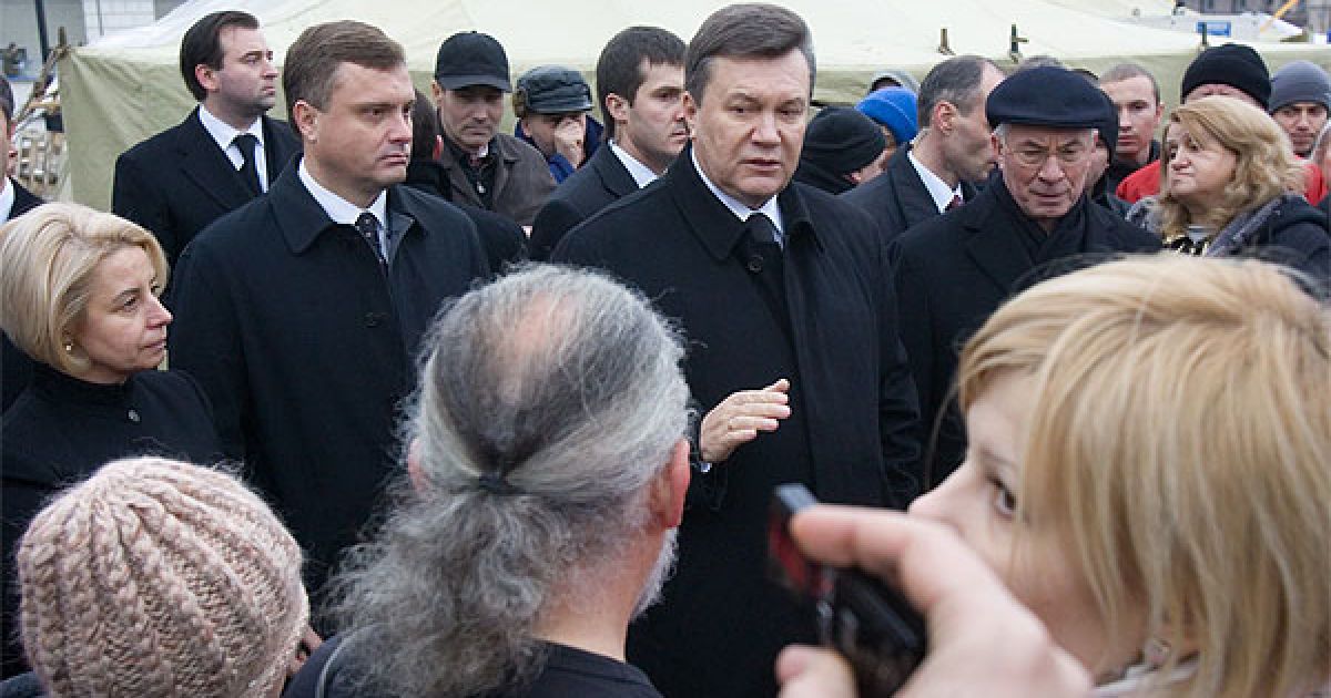 Мітингувальники не погодилися з варіантами врегулювання конфлікту, запропонованими Азаровим. / © President.gov.ua
