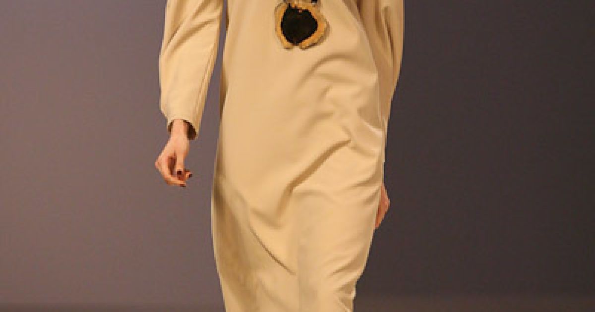 Lует KAMENSKAYAKONONOVA для UFW-2011 створив колекцію, головною героїнею якої є дівчина-мандрівниця.