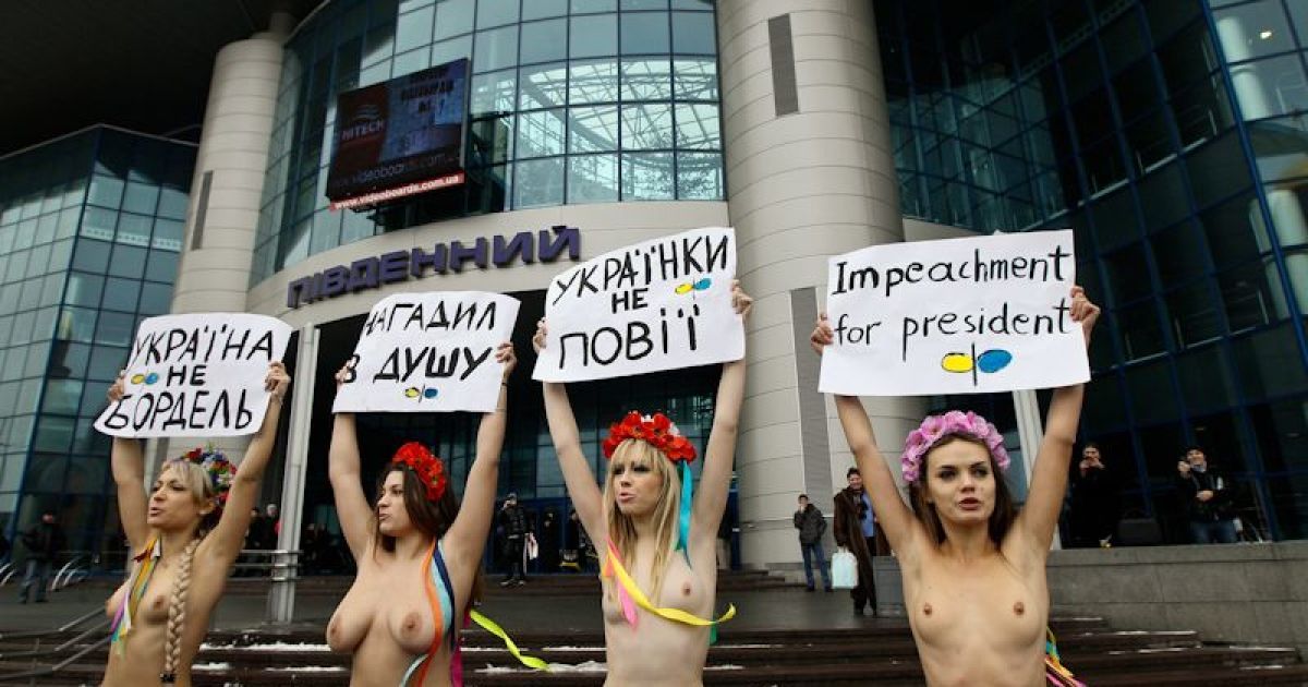 Дівчата тримали плакати із написами "Политичний срач", "Напаскудив у душу", "Януковичу імпічмент". / © femen.livejournal.com