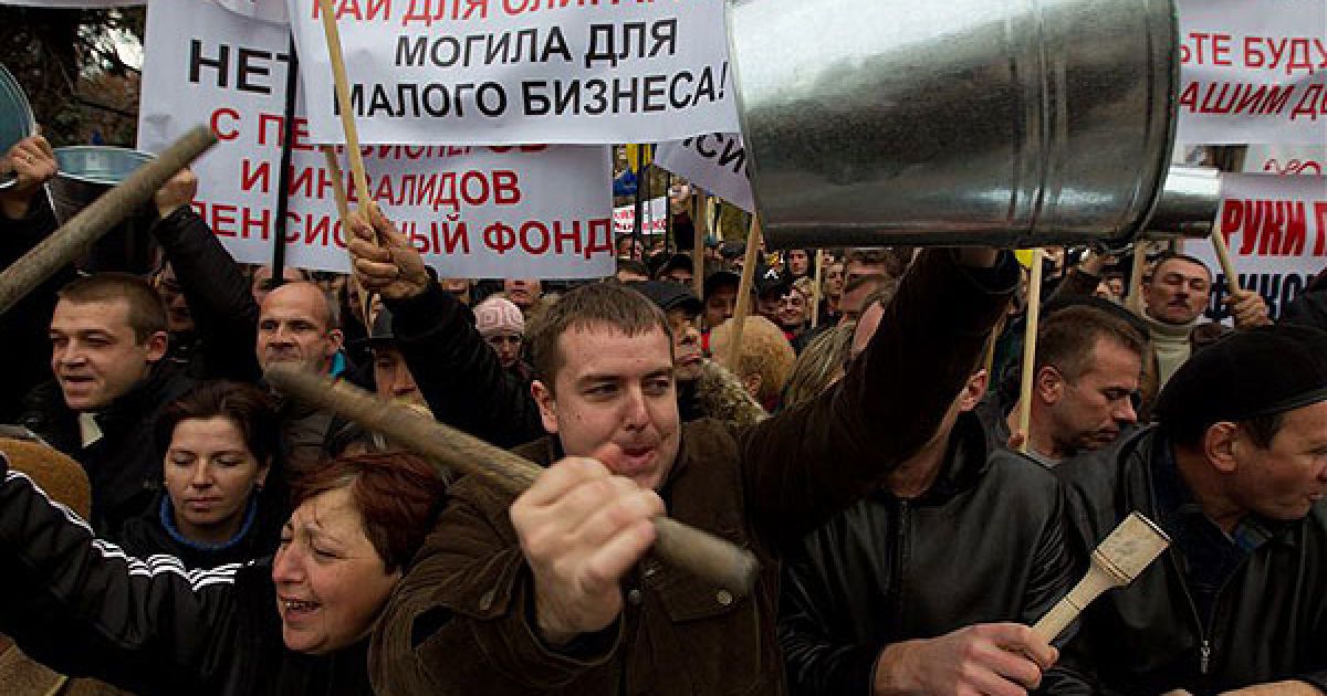 Вимога мітингувальників &ndash; накласти мораторій на розгляд Податкового кодексу Радою. / © PHL.com.ua