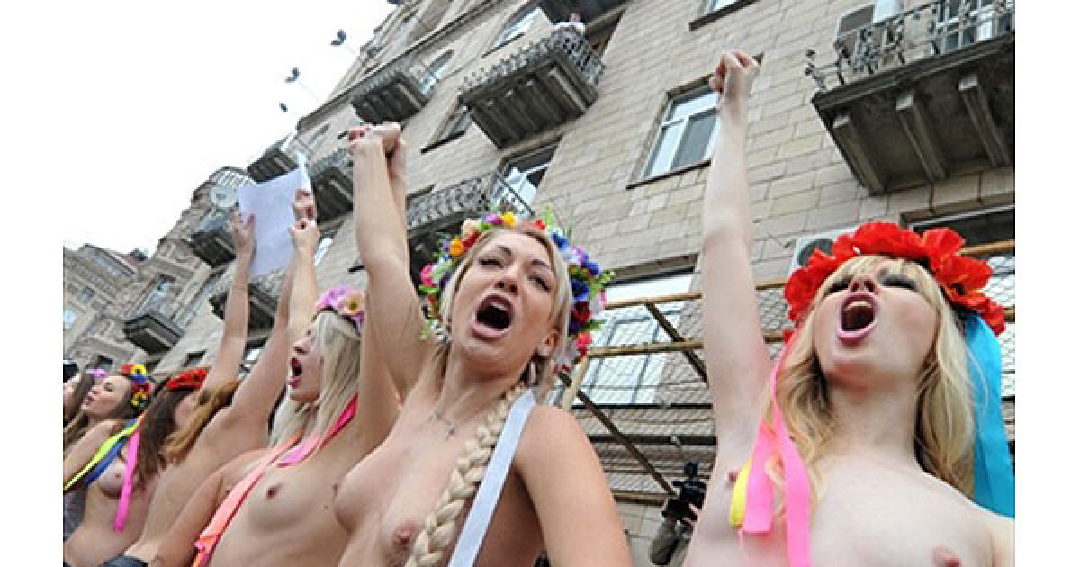 FEMEN провів топлес-протест під гаслами "Балкон це приватна власність" і "Існує бунтівний балкон" навпроти будівлі КМДА. / © AFP