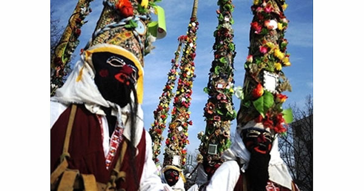 Болгарія, Пернік. Болгарські танцюристи, відомі як "kukeri", виконують ритуальний танець під час Міжнародного фестивалю маскарадних ігор у місті Пернік. Учасники триденного фестивалю одягають різнокольорові маски, вкриті бісером, стрічками і дзвіночками, які мають відігнати хвороби і злих духів. / © AFP