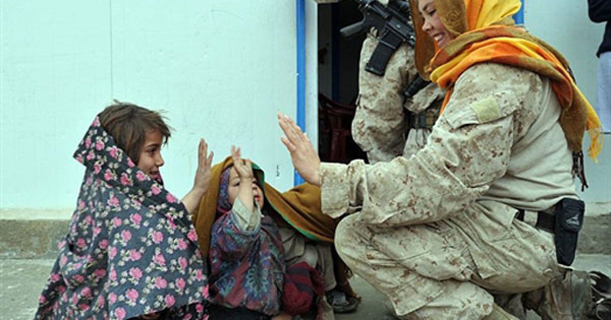 Афганістан, Гамсер. Жінки, які є морськими піхотинцями армії США, спілкуються з афганськими дітьми під час візиту до Гамсера, провінція Гільменд. / © AFP