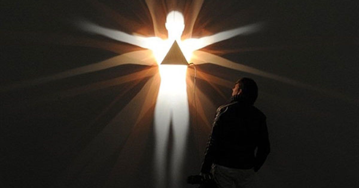 Іспанія, Мадрид. Людина роздивляється роботу італійського художника Фабріціо Корнеллі з італійської "Studio Trisorio" під час Міжнародного ярмарку сучасного мистецтва ARCO, який відкрився у Мадриді. / © AFP