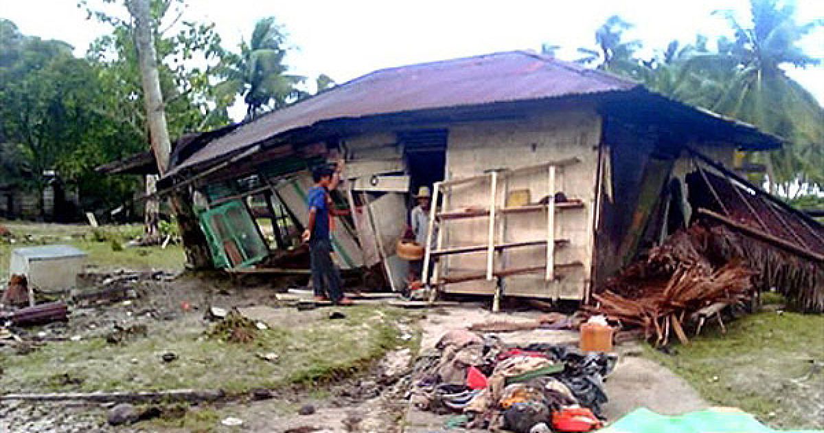 Триметрові хвилі обрушилися на кілька островів архіпелагу Ментавей в провінції Західна Суматра. / © AFP