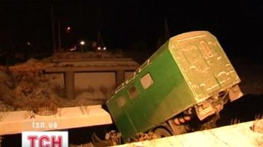 На Прикарпатье с недостроенного моста сорвался грузовик