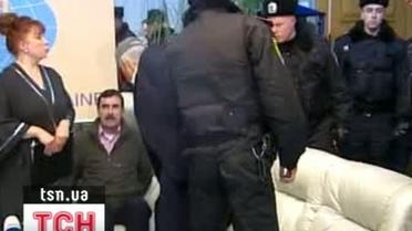 Осужденные за контрабанду наркотиков украинские моряки прибыли в Украину