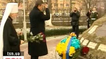 Янукович почтил память погибших на ЧАЭС