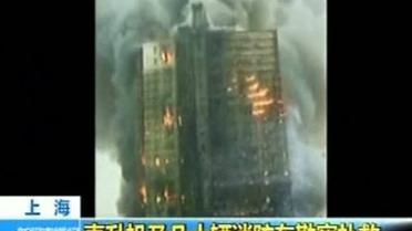 В Шанхае горит 28-этажный небоскреб