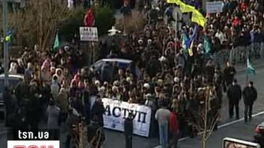 10 тысяч митингующих частично перекрыли движение в центре Киева