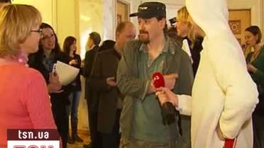 Журналист 1+1 переполошил Верховную раду, одевшись зайцем