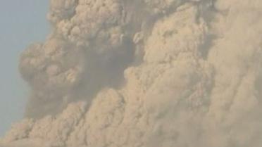 Из-за извержения вулкана в Японии запрещено движение транспорта