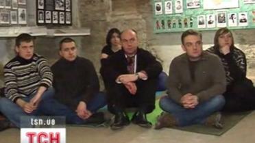 З власної волі, на бетоні, без їжі та за ґратами