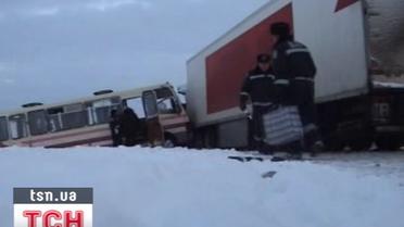 На Полтавщине водитель умер за рулем и фура врезалась в автобус