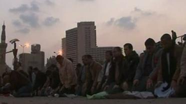 В Египте начались ожесточенные столкновения между сторонниками президента и оппозицией