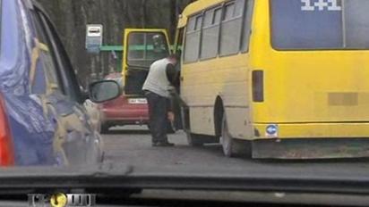 Українські водії маршруток п'ють перед роботою