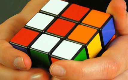 Чоловік, жонглюючи трьома кубиками Рубіка, складає ще один (відео)