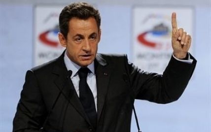 Закохані французи відмовилися одружуватися під портретом Саркозі