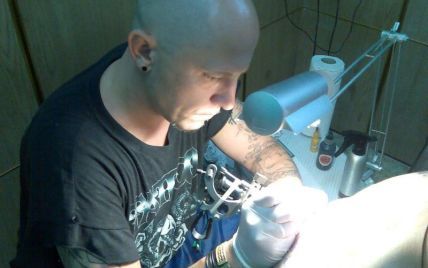 Татуювальник помстився клієнту, наколовши йому на спині пеніс