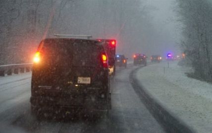 Сильні снігопади в США залишили без світла та авіасполучення тисячі людей