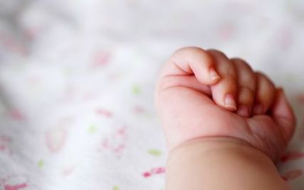 На Троєщині двірник у сміттєвому контейнері знайшов труп новонародженого хлопчика