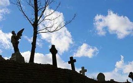 Британців безкоштовно нагодують на кладовищах на Хелловін