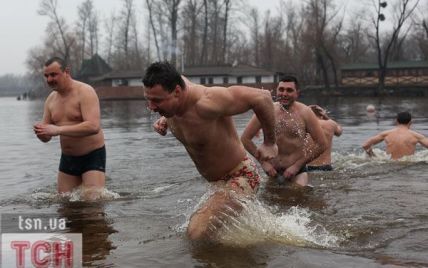 Як правильно купатися в ополонці на Водохреще: поради медика