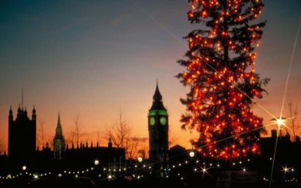 Різдвяну ялинку Лондона запалили поцілунками