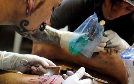 Канадець наб'є на своєму тілі 100 000 татуювань Інтернет-адрес