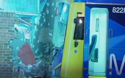 У Мельбурні електричка  протаранила  будівлю  банку