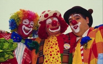Озброєних клоунів обдурили під час пограбування ювелірного салону