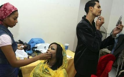Після телешоу суданських чоловіків побили батогом за косметику на обличчі