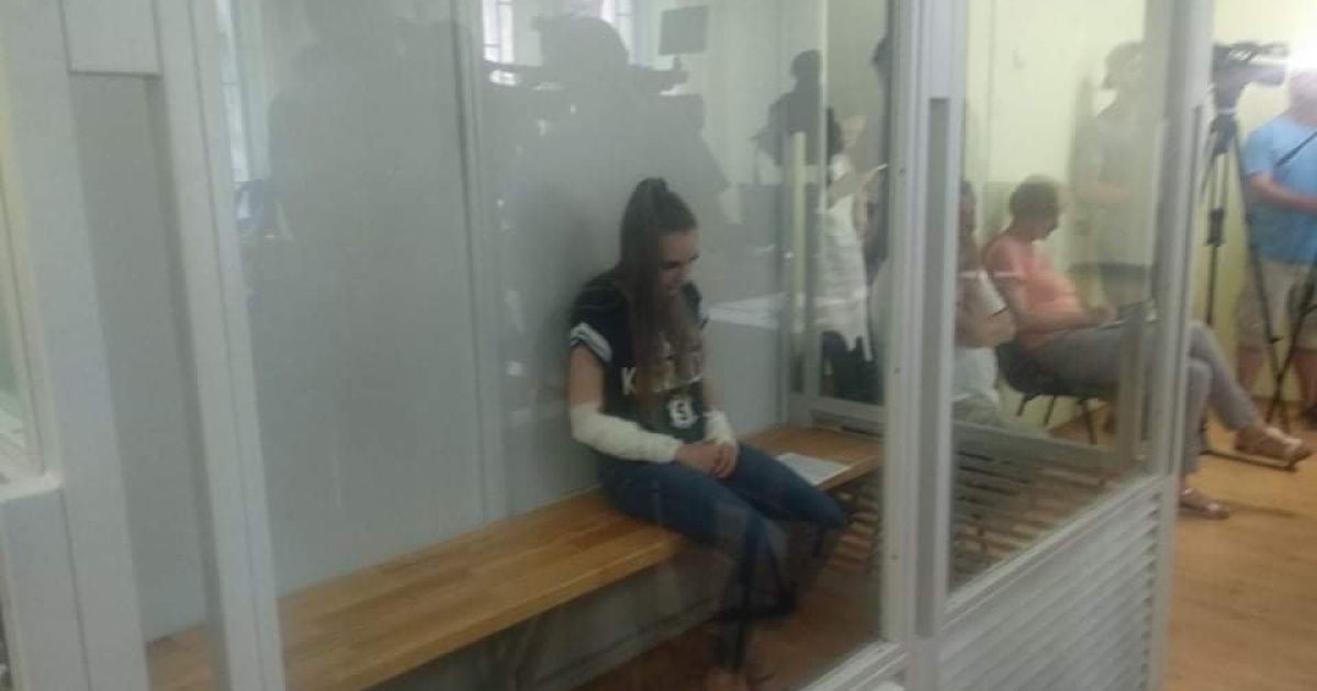 Резонансное ДТП в Ужгороде. Суд избрал меру пресечения девушке-водителю на Porsche Cayenne