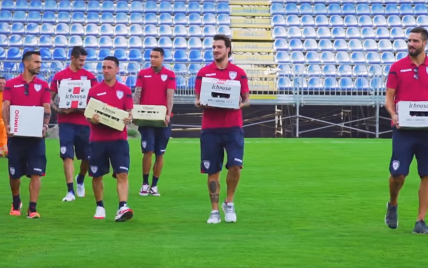 Итальянские футболисты угостили рабочих пивом за быстрое строительство стадиона