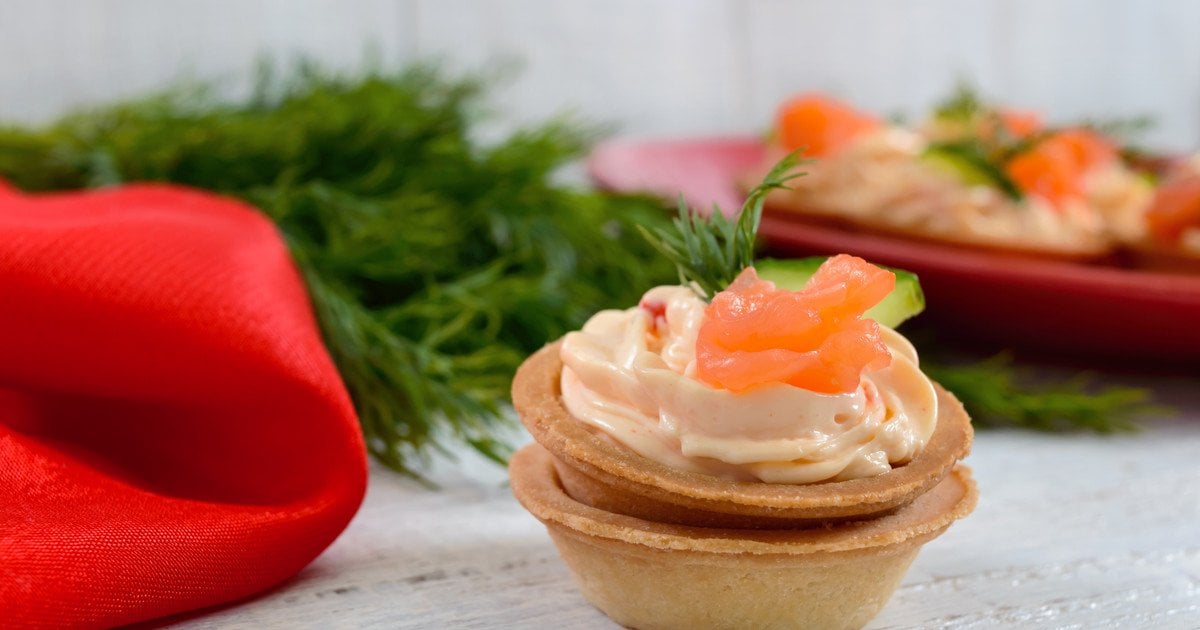 Тарталетки з червоною рибою огірком і сиром