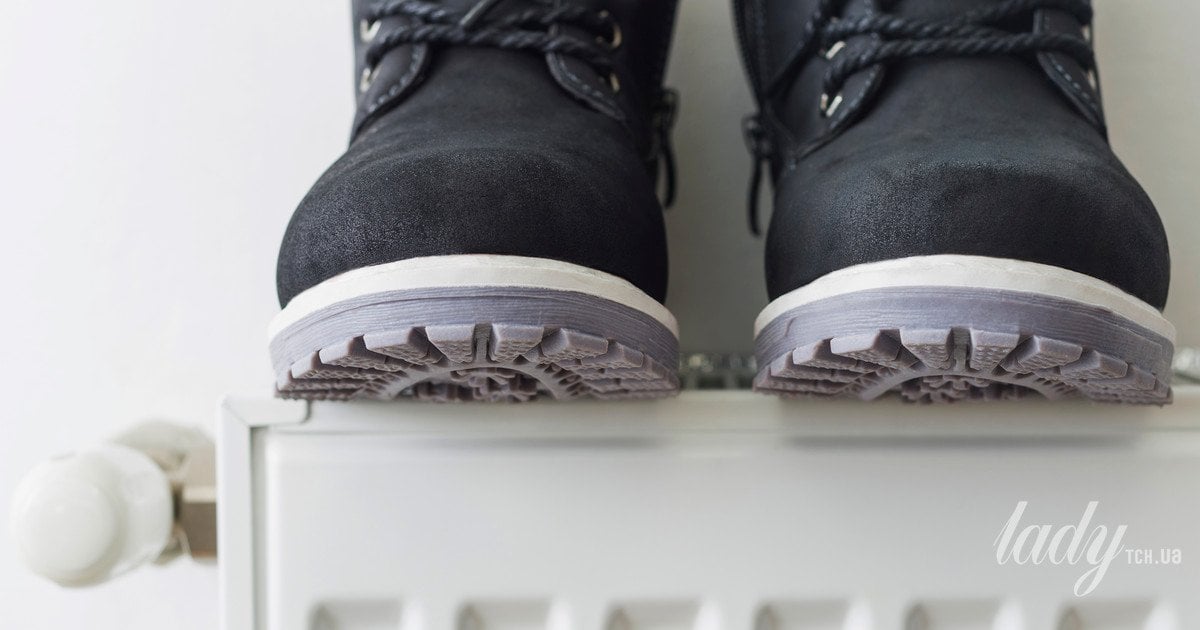 Чому не варто сушити мокре взуття на батареї