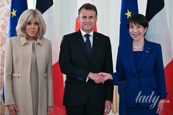 Бріжит та Еммануель Макрони і Санае Такаїті  / © Associated Press