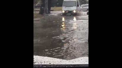 Дніпро накрила потужна злива: дороги перетворилися на "ріки" 