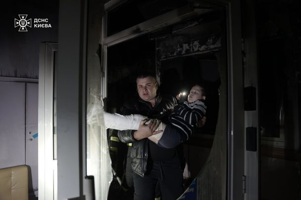 Працівники ДСНС врятували людей з лікарні в Києві, де виникла пожежа / Фото: ДСНС України